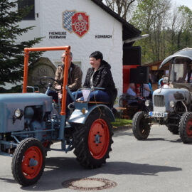 70 Oldtimer-Traktoren beim Maifest in Kornbach